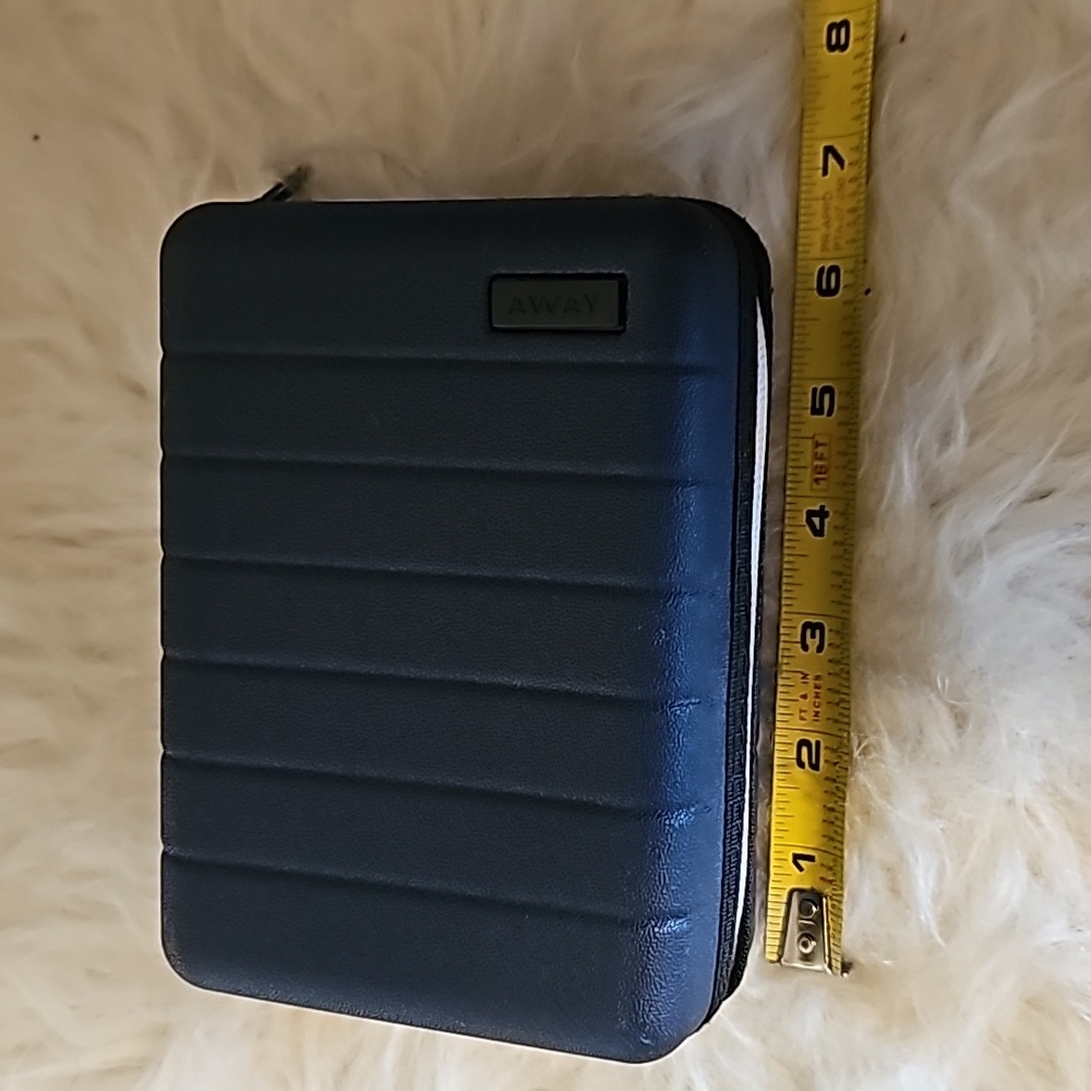 Away United First Class Travel Kit Hard Case with Amenities zipper closure - Picture 8 of 9